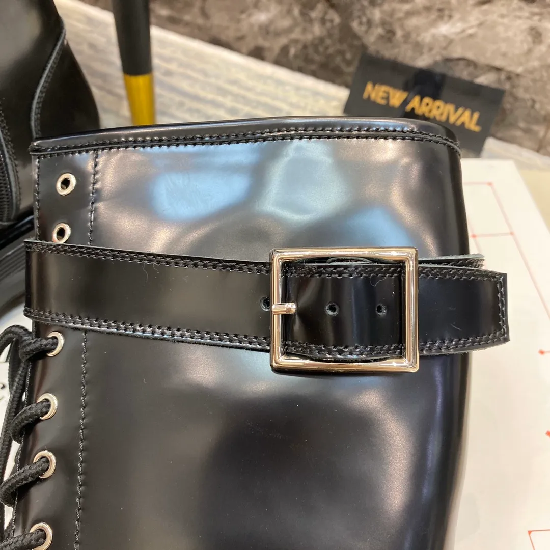 👟👟Ex-factory price 760👟👟MCQ McQueen boots ▪️The latest new color series of Alexander McQu**▪️2020s counter ────────────────This can completely replace its previous popular white shoe series 🎉 It is not picky about the foot shape at all, and it looks great on the foot ▪️Upper: exclusive custom-made original open-edge beaded cowhide ▪️ Inside: original customized sheepskin ➕ genuine leather welt ▪️Exclusive molded original outsole Anti-slip T👟👟Factory price U outsole Size 35-39 [40 can be customized and non-returnable]